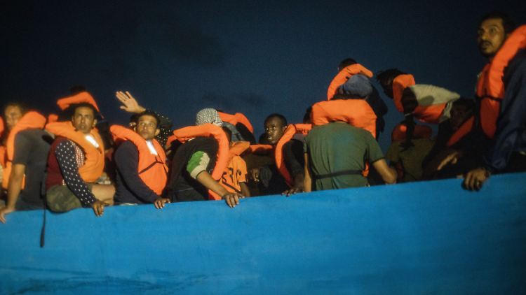 In Not: Migrantinnen und Migranten aus verschiedenen afrikanischen Ländern warten nach ihrer Flucht auf Rettung und Hilfe.