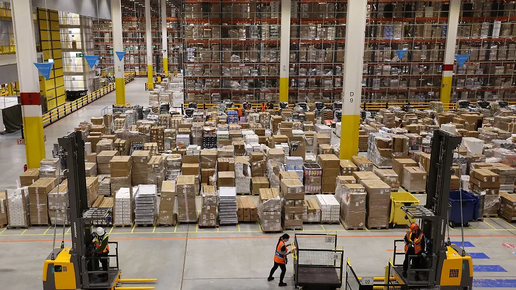 Das-Amazon-Logistikzentrum-ist-so-gross-wie-mehrere-Fussballfelder