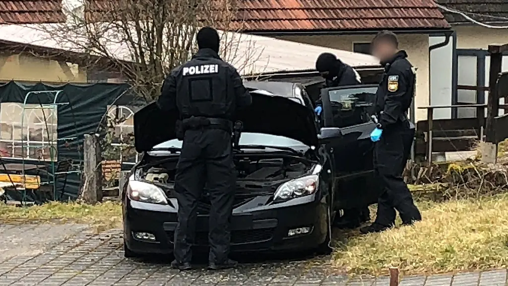 Bei-der-Razzia-wurde-auch-ein-geparktes-Fahrzeug-ueberprueft
