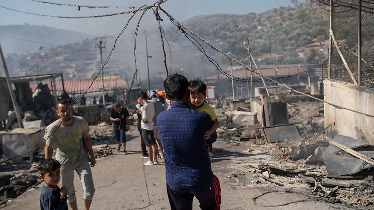 Nach dem Feuer in der Nacht im überfüllten Flüchtlingslager auf Lesbos sind mehr als 12.000 Menschen obdachlos.