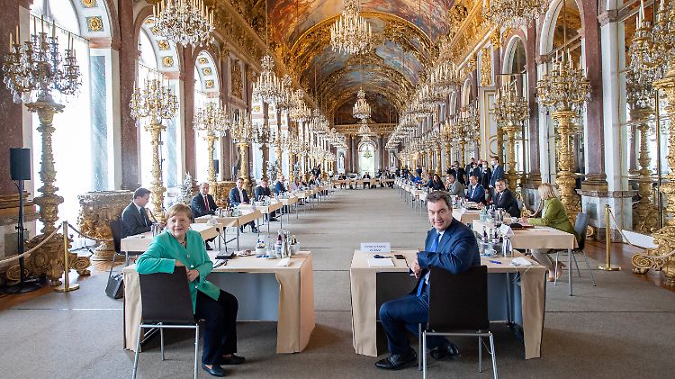 Koste es, was es wolle: Die CSU sieht die Luxus-Sause auf Herrenchiemsee als Versöhnungsgeste gegenüber Merkel - nach der Kritik an ihrer Flüchtlingspolitik.