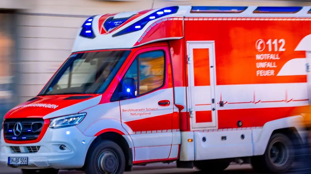 Beim-Versuch-einen-in-Brand-geratenen-Rasentraktor-zu-loeschen-hat-sich-ein-Mann-sich-im-Landkreis-Soemmerda-schwer-verletzt