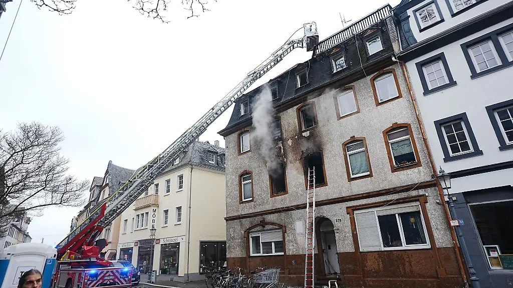 Rettungskraefte-bekaempfen-den-Brand-in-dem-dreistoeckigen-Haus-im-Koblenzer-Stadtteil-Ehrenbreitstein