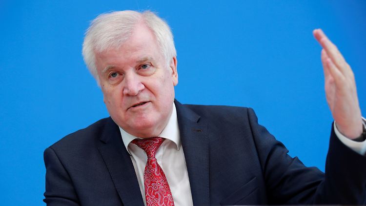 Als Minister, als Mensch, als Christ: Die taz-Kolumne empört Seehofer gleich dreifach.