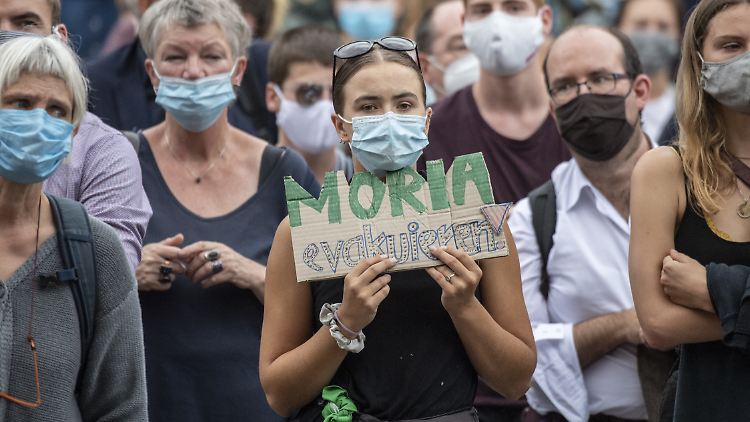 In mehreren Städten, wie hier in Frankfurt am Main, sind tausende Menschen nach dem Brand auf Moria auf die Straße gegangen. 