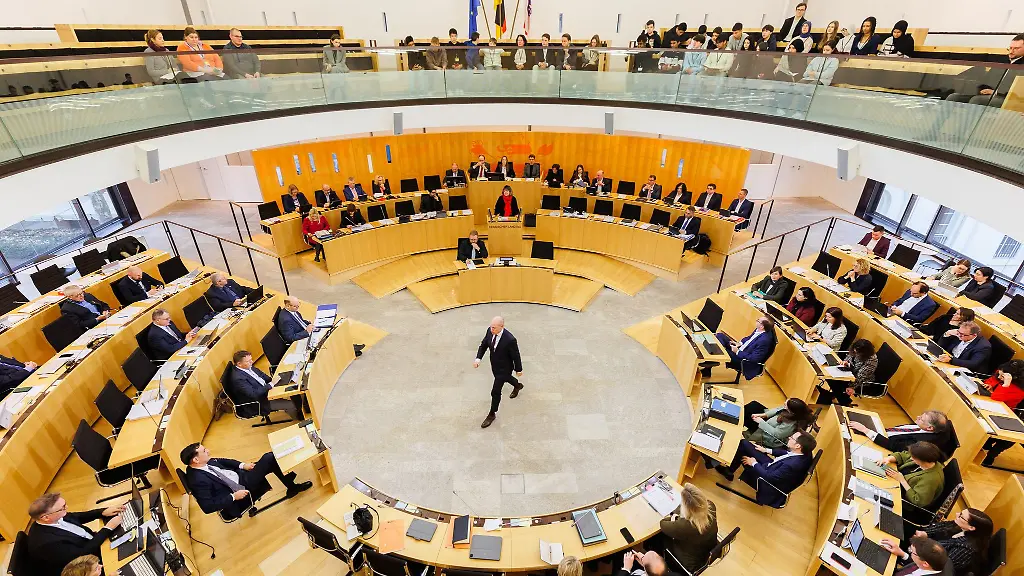 Der-Landtag-musste-nach-einem-Alarm-geraeumt-werden