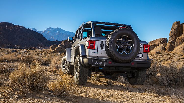 Der Jeep Wrangler fährt elektrisch durchs Gelände.