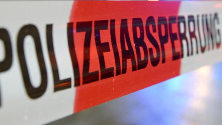 Ein Zeuge weist die Polizei in Wuppertal auf eine Naziparolen grölende Gruppe hin.