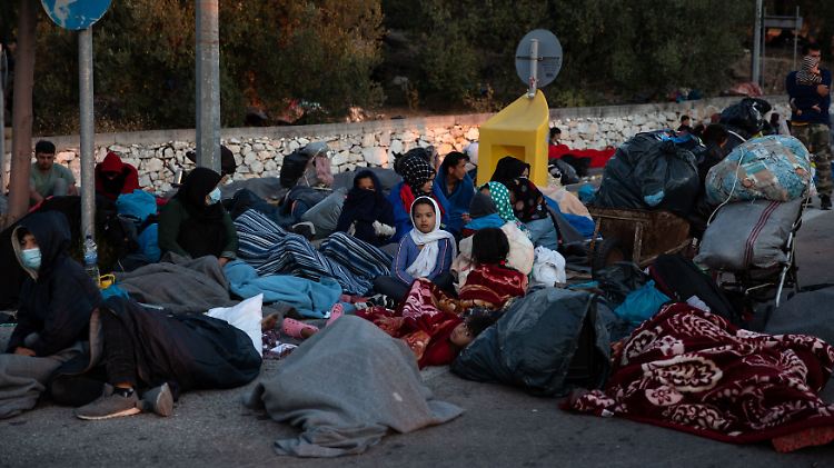 Viele Flüchtlinge verbrachten die erste Nacht nach dem Brand unter freiem Himmel.