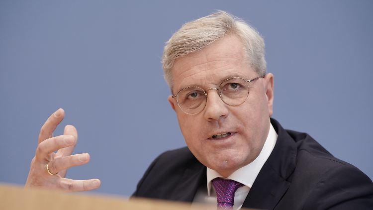 Röttgen will, dass Deutschland notfalls allein bis zu 5000 Flüchtlinge aus Griechenland aufnimmt.