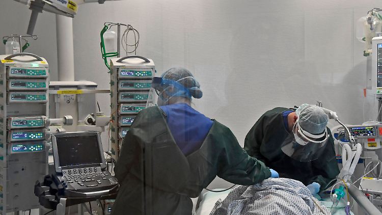 Auf der Intensivstation des Universitätsklinikums Essen wird ein schwerstkranker Covid-19-Patient versorgt.
