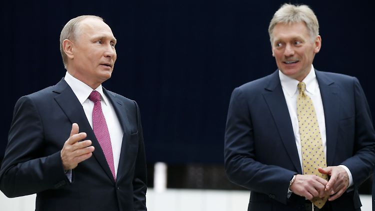 Russlands Präsident Wladimir Putin mit seinem Sprecher Dmitri Peskow. Peskow hat versprochen, mit der Organisation für das Verbot chemischer Waffen  Kontakt aufzunehmen. 