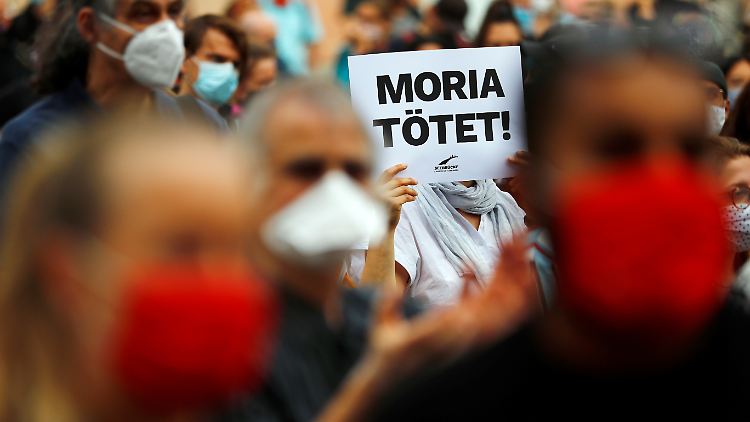 Bei einer Demo in Frankfurt appellierten die Teilnehmer am Mittwoch an die Bundesregierung, Flüchtlinge aus Moria aufzunehmen.