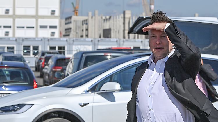 Super Spaß in Brandenburg verspricht Elon Musk - hier beim Besuch in Grünheide Anfang September.