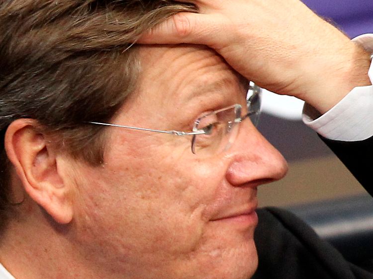 Es ist zum Haare raufen: Alles, was Westerwelle dieser Tage anpackt, zerrinnt ihm zwischen den Fingern.