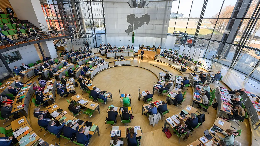 Sachsens-Landtag-beraet-am-Mittwoch-ueber-das-anstehende-Sondervermoegen-kaputte-Bruecken-und-Bildung