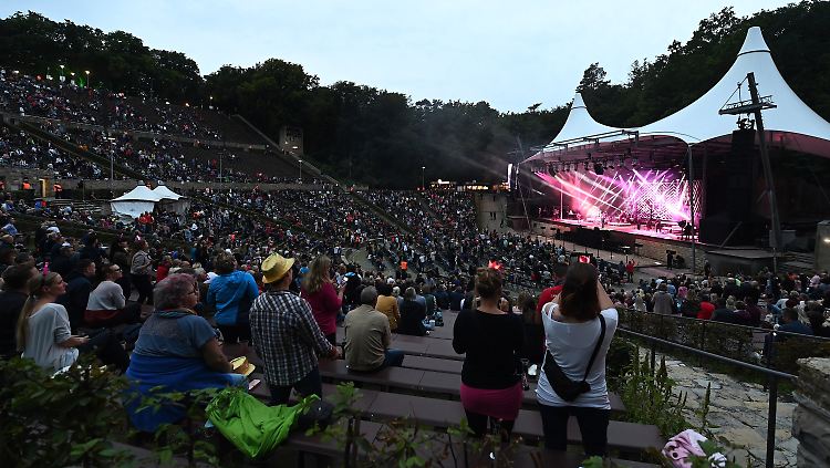 Roland Kaiser trat vor 5000 Fans in der Berliner Wuhlheide auf. Könnte das ein Vorbild sein?