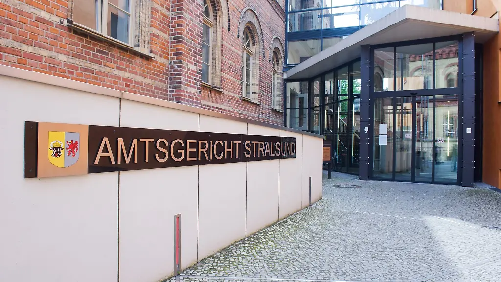 Das-Amtsschild-am-Gebaeude-des-Amtsgerichts