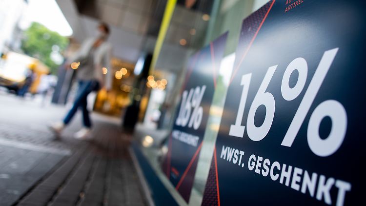 Für ein halbes Jahr senkt die Bundesregierung die Mehrwertsteuer um drei Prozent.