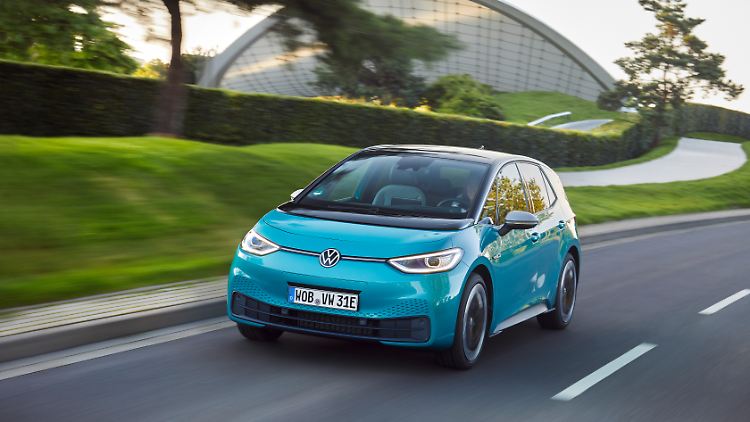 Nach einiger Verzögerung werden jetzt die ersten Modelle des VW ID.3 an die Kunden ausgeliefert.