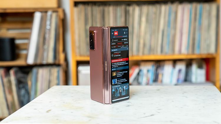 Das Samsung Galaxy Z Fold 2 hat ein viel größeres Außen-Display als sein Vorgänger.