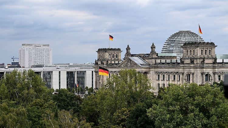 Russische Behörden sollen Auskunft zum Gesundheitszustand Nawalnys bekommen, der sich in der Berliner Charité von einem Gift-Anschlag erholt.
