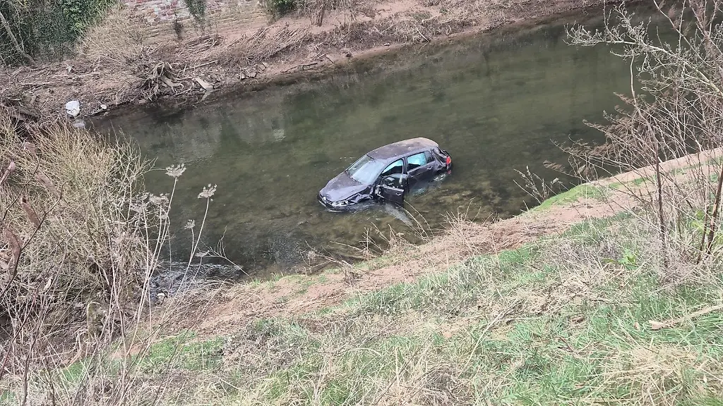 Das-Auto-wurde-zwischenzeitlich-aus-dem-Fluss-geborgen