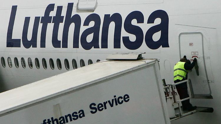 Tür zu für Ältere: Die Lufthansa will 2600 Kabinenmitarbeiter loswerden.