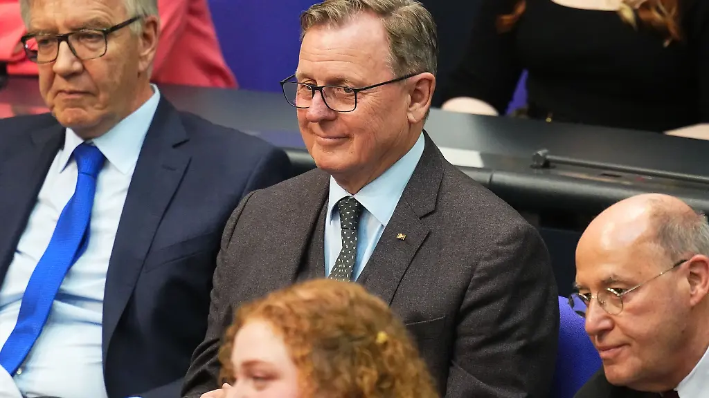 Thueringens-Ex-Ministerpraesident-Bodo-Ramelow-Linke-ist-jetzt-Bundestagsmitglied-fuer-ihn-rueckt-Sascha-Bilay-in-den-Landtag-nach