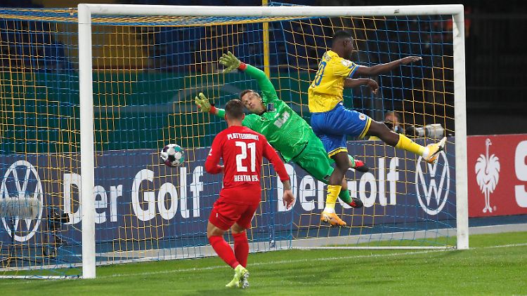 Braunschweig trifft, Hertha-Keeper Schwolow fliegt vergeblich.