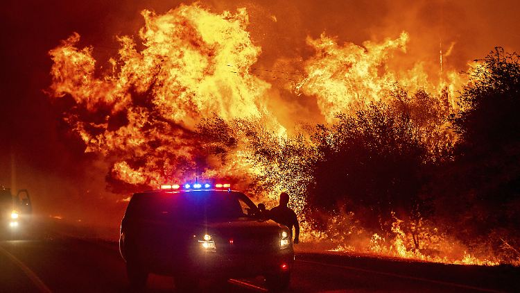 In Kalifornien hatten sich mehrere Brände zum größten Wald- und Buschfeuer in der Geschichte des Bundesstaates zusammengeschlossen.