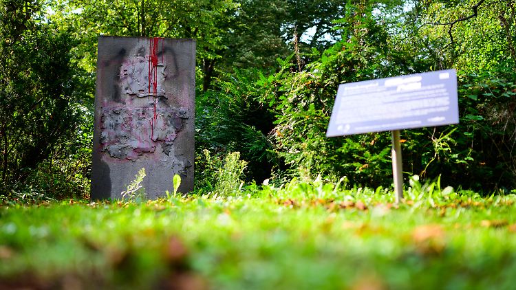 Zuletzt wurde der Gedenkstein immer wieder beschädigt und beschmiert..