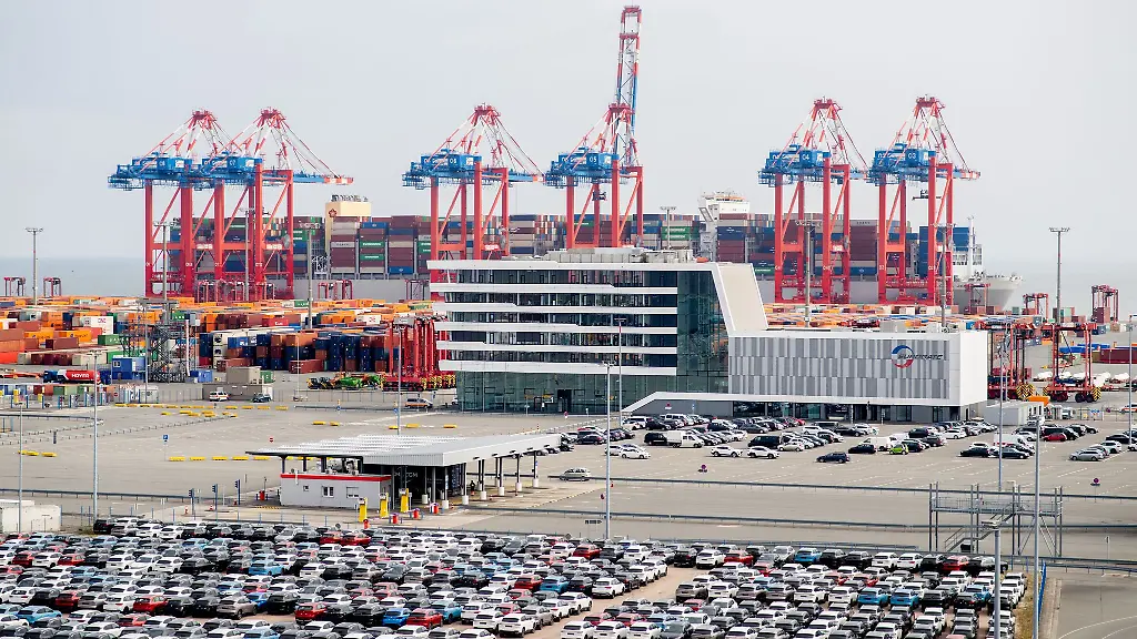 Der-Containerhafen-JadeWeserPort-in-Wilhelmshaven-waechst-in-den-kommenden-Jahren-will-Niedersachsen-in-den-Hafenstandort-weiter-investieren