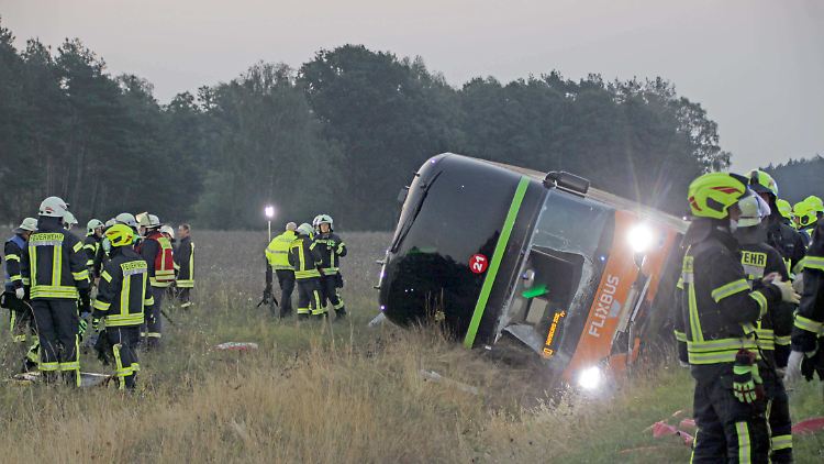 Der 47 Jahre alte tschechische Fahrer kam laut Polizei von der Fahrbahn ab und kippte auf die rechte Seite.
