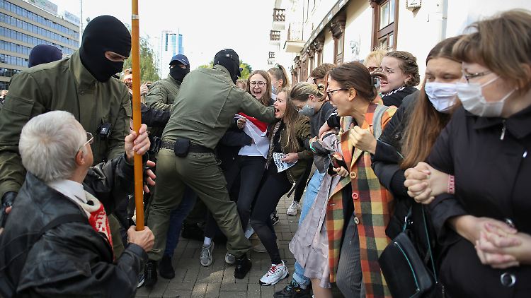Frauen protestieren in Minsk gegen Lukaschenko und werden von vermummten Sicherheitskräften auseinandergezerrt.