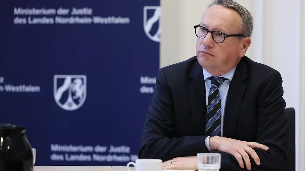 Aus-Sicht-der-SPD-Opposition-hat-Benjamin-Limbach-Gruene-seine-Glaubwuerdigkeit-als-nordrhein-westfaelischer-Justizminister-verspielt