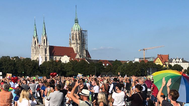 Auf der Münchener Theresienwiese versammelten sich laut Polizei rund 10.000 Menschen.