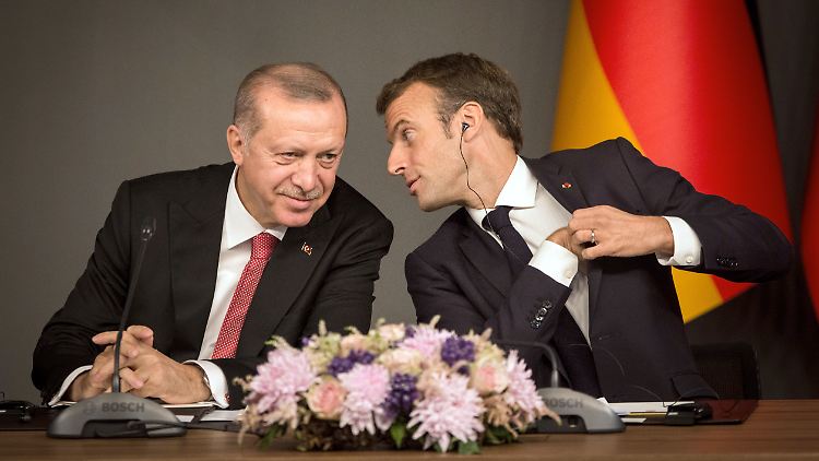 So einträchtig geht es gerade nicht zwischen Erdogan (links) und Macron (rechts) zu. Vielmehr spricht der türkische Präsident eine klare Warnung aus.