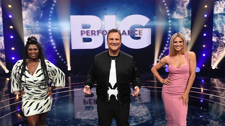 Motsi Mabuse (l.), Guido Maria Kretschmer und Michelle Hunziker müssen raten: Wer versteckt sich hinter welcher Maske?