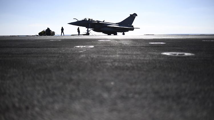 Ein französisches Rafale-Kampfflugzeug bereitet sich auf den Start vor.