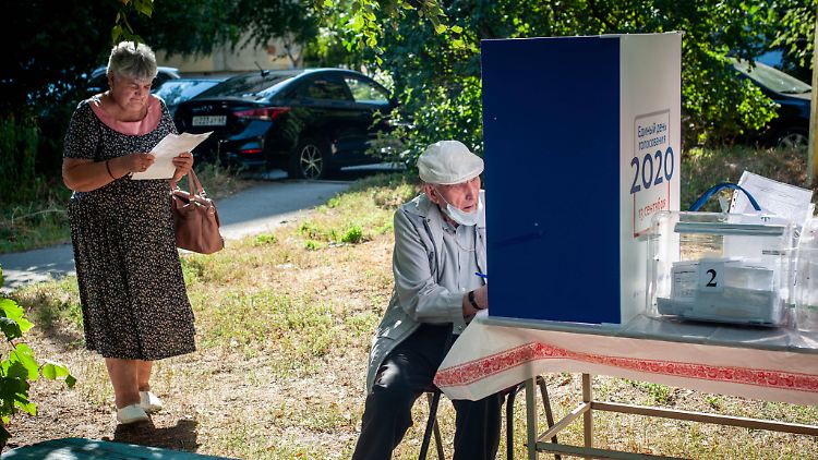 Vielerorts in Russland sind die Wahllokale in der Corona-Krise nur improvisiert.