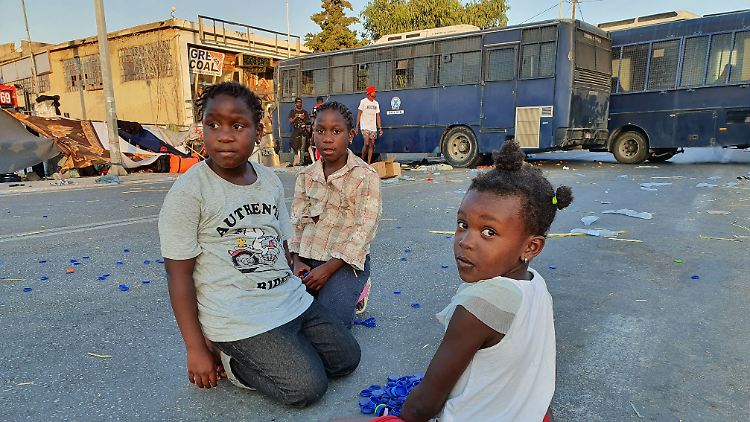 Viele Migranten in Moria verbringen derzeit die Nacht ohne Obdacht im Freien.