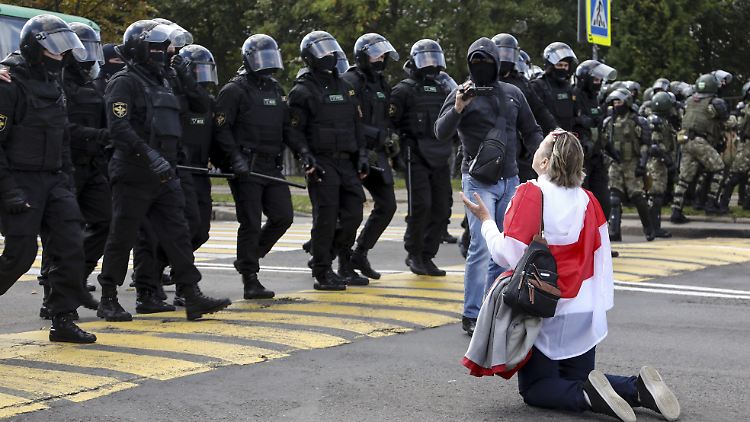 Diese Frau lässt sich von dem Demonstrationsverbot und den Sicherheitskräften nicht abschrecken.