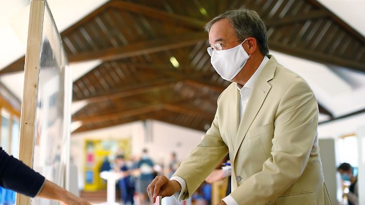 Die Maske sitzt: Armin Laschet bei der Stimmabgabe in Aachen.