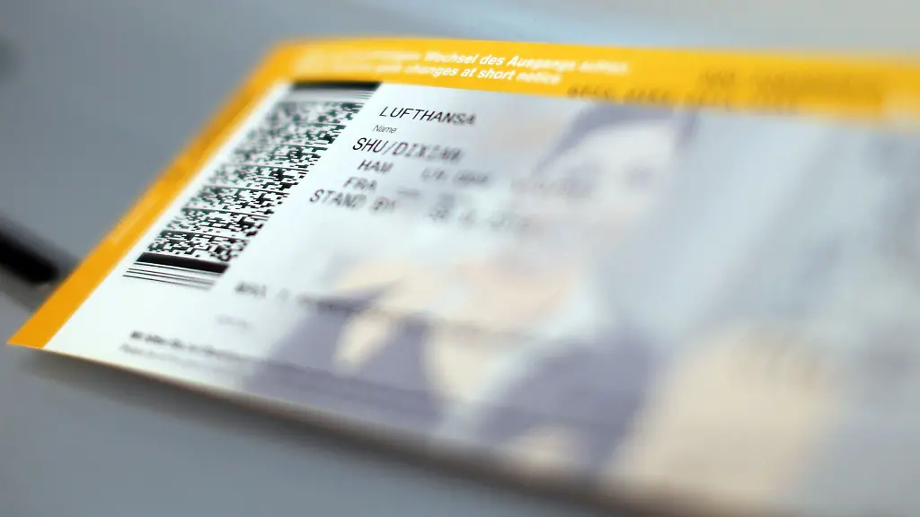 Muss-der-Name-auf-dem-Flugticket-nach-der-Heirat-geaendert-werden-haben-Paare-bestenfalls-die-Heiratsurkunde-als-Nachweis-parat
