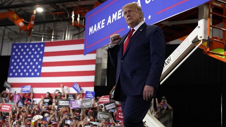 In einer prall gefüllten Halle in Henderson hält Trump eine Kundgebung.