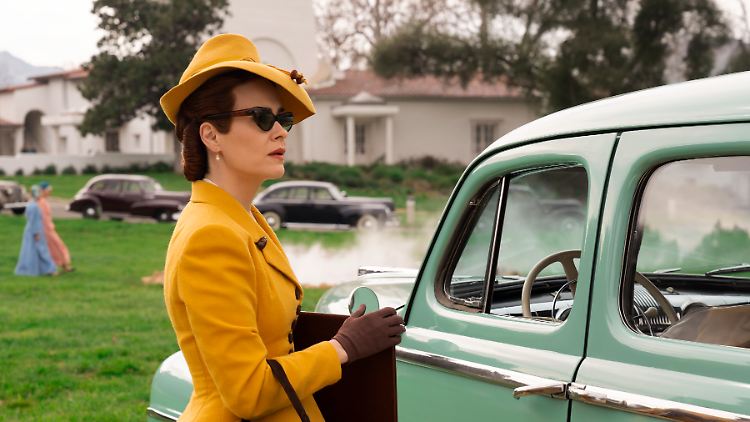 Mildred Ratched (Sarah Paulson) ist in jeder Lebenslage perfekt gekleidet.