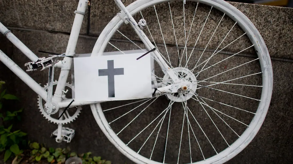 Geisterraeder-als-Mahnmal-fuer-getoetete-Radfahrer-Bei-einer-Kollision-mit-einem-abbiegenden-Lkw-ist-in-Luenen-eine-16-Jaehrige-ums-Leben-gekommen