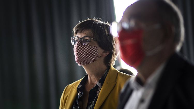 Die SPD-Vorsitzenden Saskia Esken und Norbert Walter-Borjans sind sich uneinig darüber, ob das Ergebnis der Wahl ein Erfolg oder ein Misserfolg ist. 