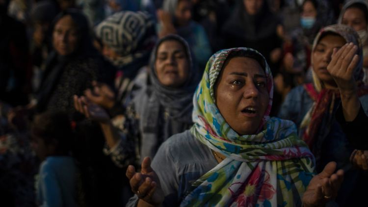 Seit Tagen schlafen Tausende Flüchtlinge auf Lesbos im Freien.